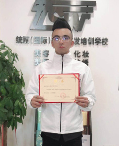 美發(fā)精修班魏星銘