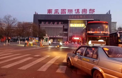 讓夕陽更紅更美——時尚造型班助力老年大學(xué)歌舞晚會