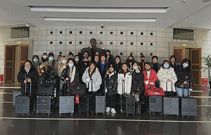 提升本領(lǐng)，追逐夢(mèng)想——國(guó)際化妝班學(xué)員助妝東北大學(xué)校園晚會(huì)