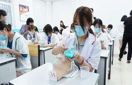 沈陽(yáng)美容培訓(xùn)班一般要多少錢(qián)_美容學(xué)校學(xué)費(fèi)是多少