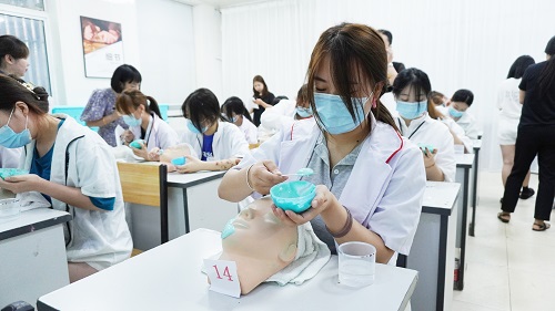 沈陽(yáng)美容培訓(xùn)班一般要多少錢(qián)_美容學(xué)校學(xué)費(fèi)是多少