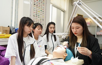 初中畢業(yè)女生學美甲美睫怎么樣 沈陽美甲學校