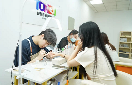 恭喜統(tǒng)麗形象設(shè)計中心榮登本地生活服務(wù)美甲美睫板塊TOP1!