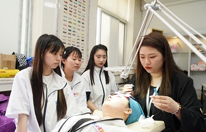 沈陽哪里有美甲美睫學校？推薦統(tǒng)麗職業(yè)技術(shù)學校