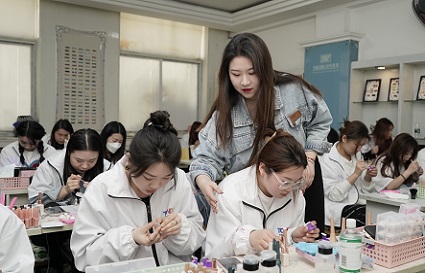 美甲要學(xué)什么？涂甲油嗎？學(xué)多久 沈陽美甲學(xué)校解析