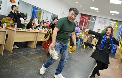 沈陽統(tǒng)麗學校聯(lián)歡會：年末將至，師生共享歡樂時光！