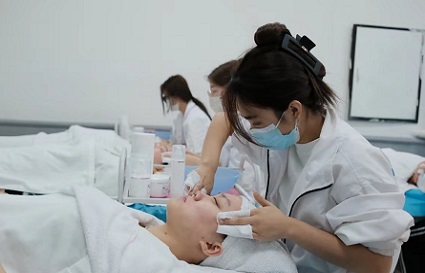 沈陽(yáng)美容學(xué)校：皮膚越來(lái)越黑？快看你是不是這樣做了