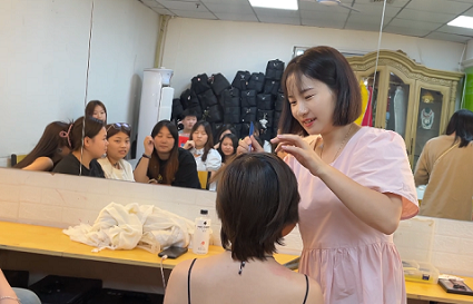 小白學(xué)化妝怎么開(kāi)始 學(xué)化妝有必要去學(xué)校學(xué)嗎?沈陽(yáng)化妝學(xué)校解析	