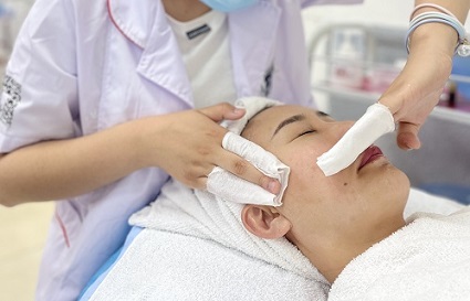 沈陽(yáng)美容學(xué)校：在家護(hù)膚，除了敷面膜，還能做什么？