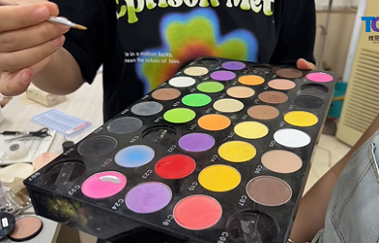 進(jìn)劇組做化妝要學(xué)什么課程呢？沈陽(yáng)化妝培訓(xùn)班