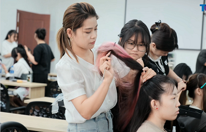 高級化妝師學(xué)費(fèi)貴嗎？沈陽化妝學(xué)校