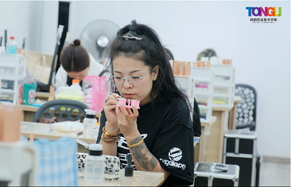 美甲師如何快速成長？沈陽美甲學校