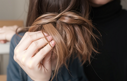 沈陽美發(fā)學校：頭發(fā)分叉是營養(yǎng)不均嗎？