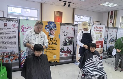 統(tǒng)麗學生走進正義社區(qū)，免費理發(fā)傳溫暖