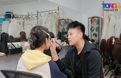 沈陽(yáng)化妝學(xué)校：學(xué)化妝賺錢嗎？