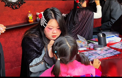 統(tǒng)麗學(xué)校劉芯帆老師帶隊(duì)方特萬(wàn)圣節(jié)化妝實(shí)習(xí)：美妝魔法，奇幻之旅