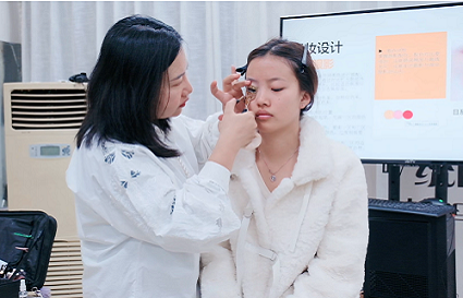 沈陽化妝培訓(xùn)學(xué)校  14歲可以上化妝學(xué)校嗎？