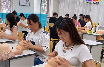 沈陽美容學(xué)校：40歲學(xué)美容還來得及嗎？