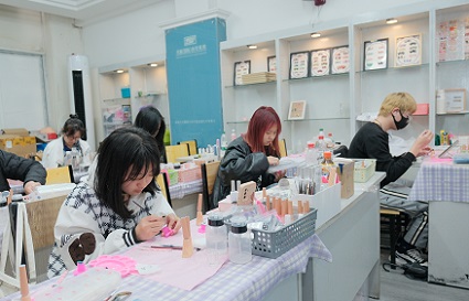 沈陽美甲師培訓(xùn)學(xué)校：美甲師必備的專業(yè)知識(shí)