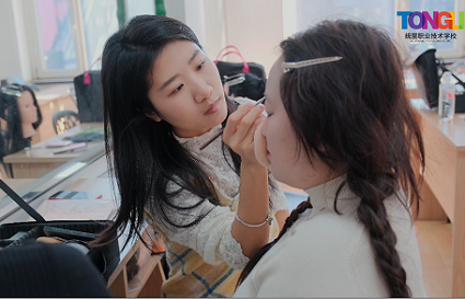 沈陽化妝培訓(xùn)機(jī)構(gòu)解析提升妝容精致度的6個(gè)細(xì)節(jié) 