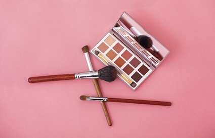 學(xué)化妝為什么要選擇線下化妝學(xué)校？