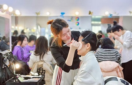 沈陽化妝學校：學化妝的用什么練手啊