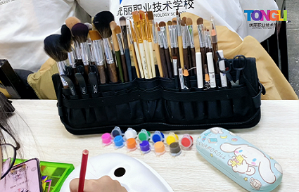 化妝職業(yè)學校需要學歷嗎 ？