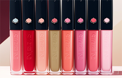 關(guān)于唇蜜這樣用更好_沈陽化妝學(xué)校