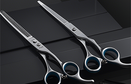 在家手癢了想自己剪劉海...應該怎么做呢？沈陽美發(fā)學校