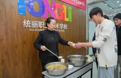 元宵節(jié)限定驚喜！統(tǒng)麗學(xué)校校長送湯圓，暖胃更暖心