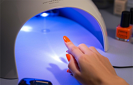 美甲照燈的前5s有刺痛感 正常嗎？