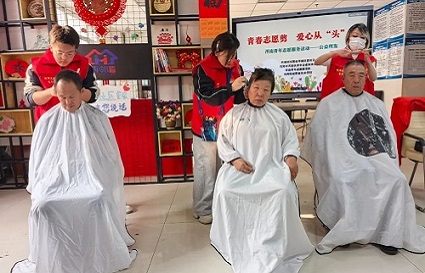青春志愿剪 愛心從“頭”傳——渾南青年志愿服務(wù)活動走進文欣苑社區(qū)