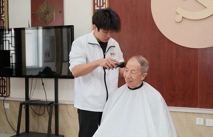沈河區(qū)人社局第一黨支部聯(lián)合統(tǒng)麗職業(yè)技術(shù)學校開展免費理發(fā)志愿服務(wù)活動
