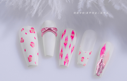 如何在沈陽美甲學(xué)校學(xué)好美甲