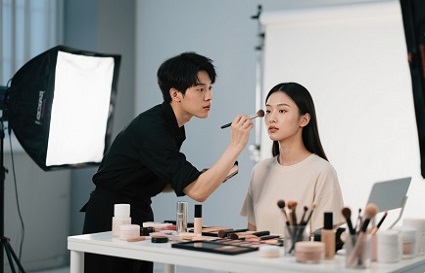 學(xué)化妝師需要什么學(xué)歷？化妝學(xué)校