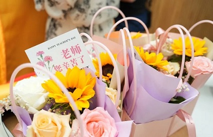 錦旗飄揚(yáng)，感恩滿溢——統(tǒng)麗學(xué)校收獲畢業(yè)生深情致謝