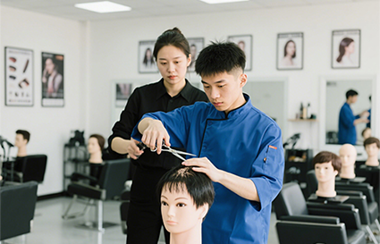 高中畢業(yè)學(xué)習(xí)美發(fā)技術(shù)怎么樣？沈陽美發(fā)學(xué)校