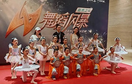 統(tǒng)麗化妝系學員《舞蹈風暴》實習任務(wù)圓滿收官：以妝容為筆，繪就童真舞臺高光