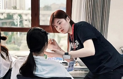 興城國際泳裝周收官！統(tǒng)麗化妝“小能手”后臺征戰(zhàn)，實力圈粉還賺金