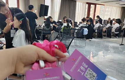 【沈陽特色勞務(wù)品牌統(tǒng)麗化妝學校】化妝系外出實習 “銀齡金?！?時裝展