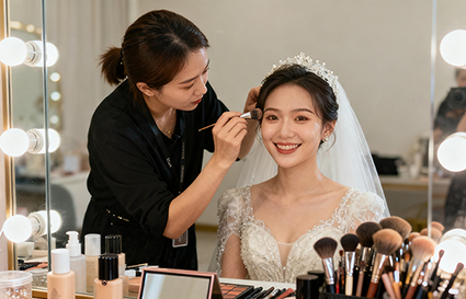 不用愁就業(yè)！沈陽(yáng)化妝學(xué)校帶你解鎖化妝師高薪賽道