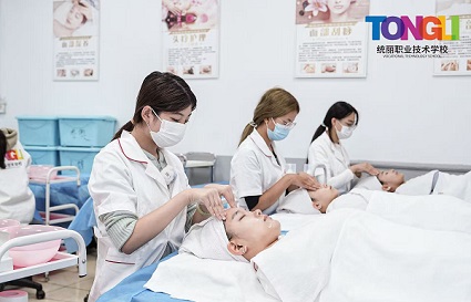 為什么說(shuō)學(xué)習(xí)美容是有效投資？沈陽(yáng)美容學(xué)校