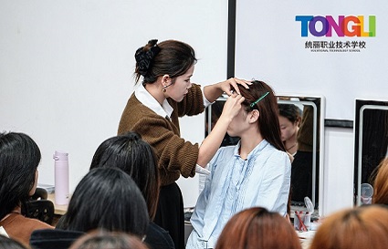 選擇化妝學(xué)校什么更重要？課程？學(xué)費？還是。。。