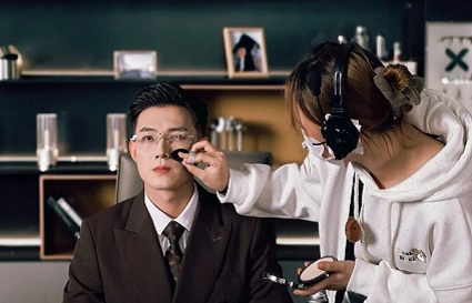 統(tǒng)麗沈陽化妝學(xué)校劇組實習(xí)篇：從課堂到片場 從旁觀變?yōu)閷I(yè)